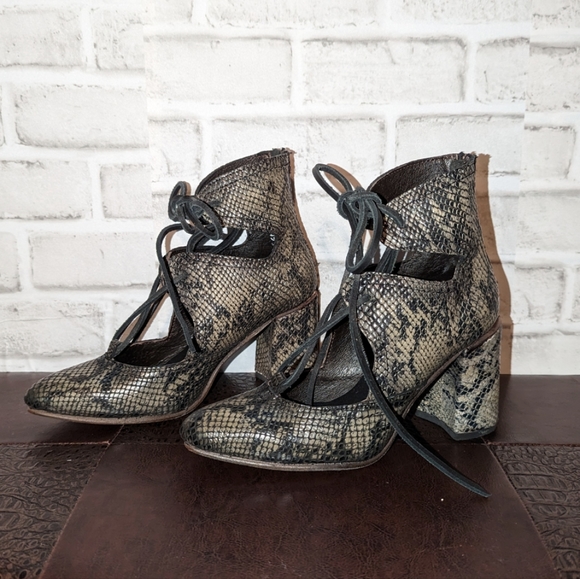 FreeBird Joyce Booties in Green Snake Size 7 - Picture 4 of 10